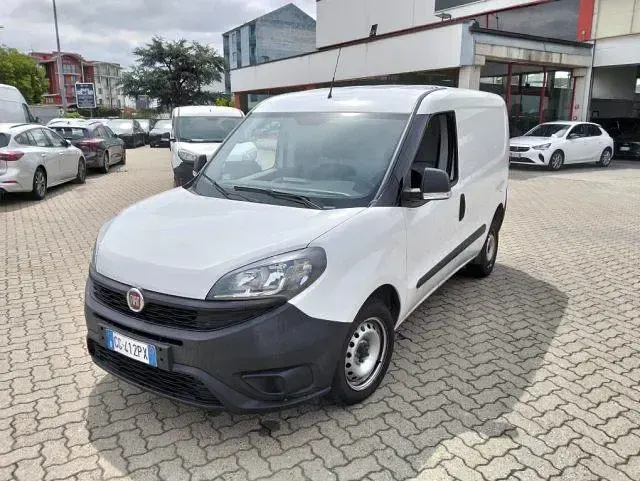Usata Fiat Doblò 90 CV (66 kW) 2021 Bianco Monovolume