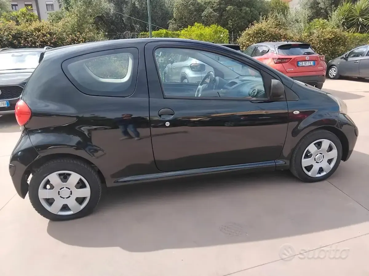Käytetty Peugeot 107 68 HP (50 kW) 2012 Musta Viistoperä
