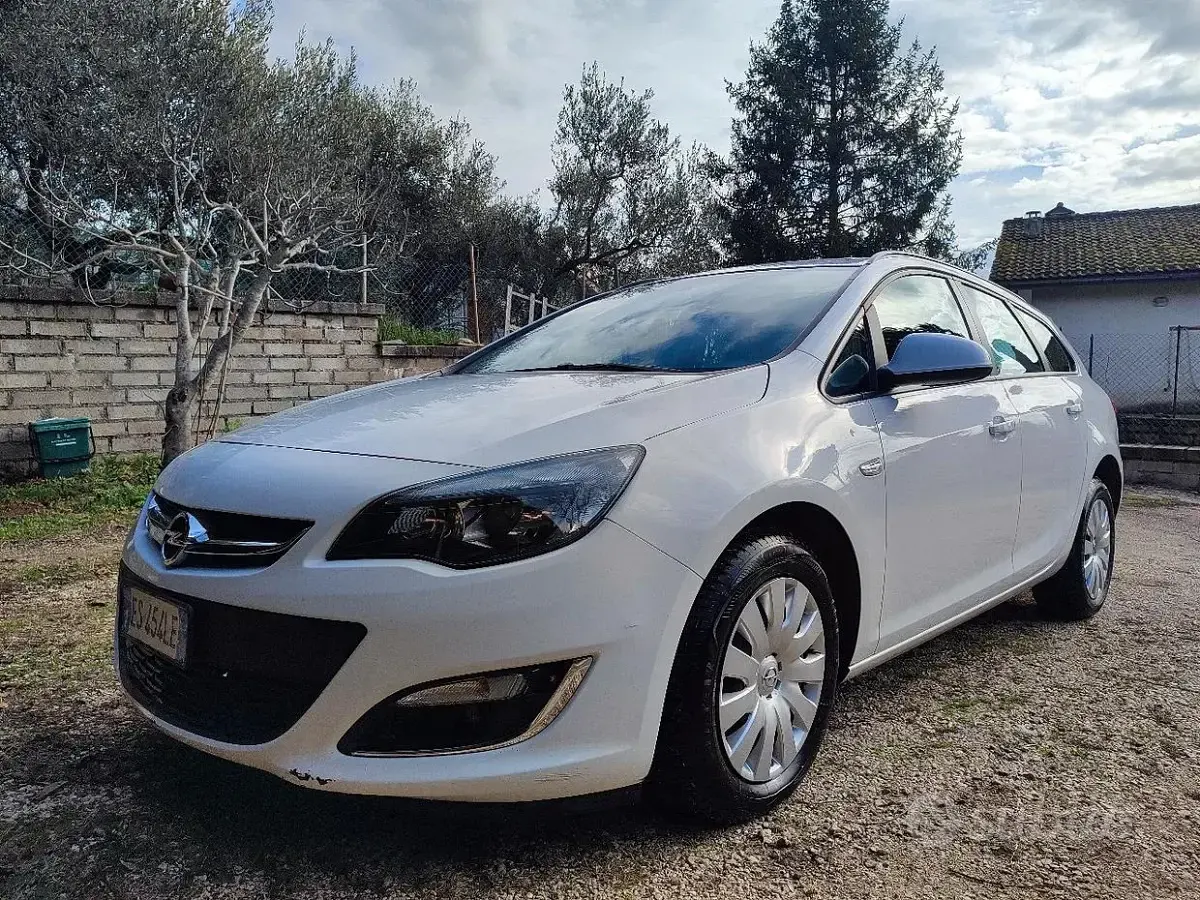 Usata Opel Astra 82 CV (60 kW) 2013 Bianco Berlina