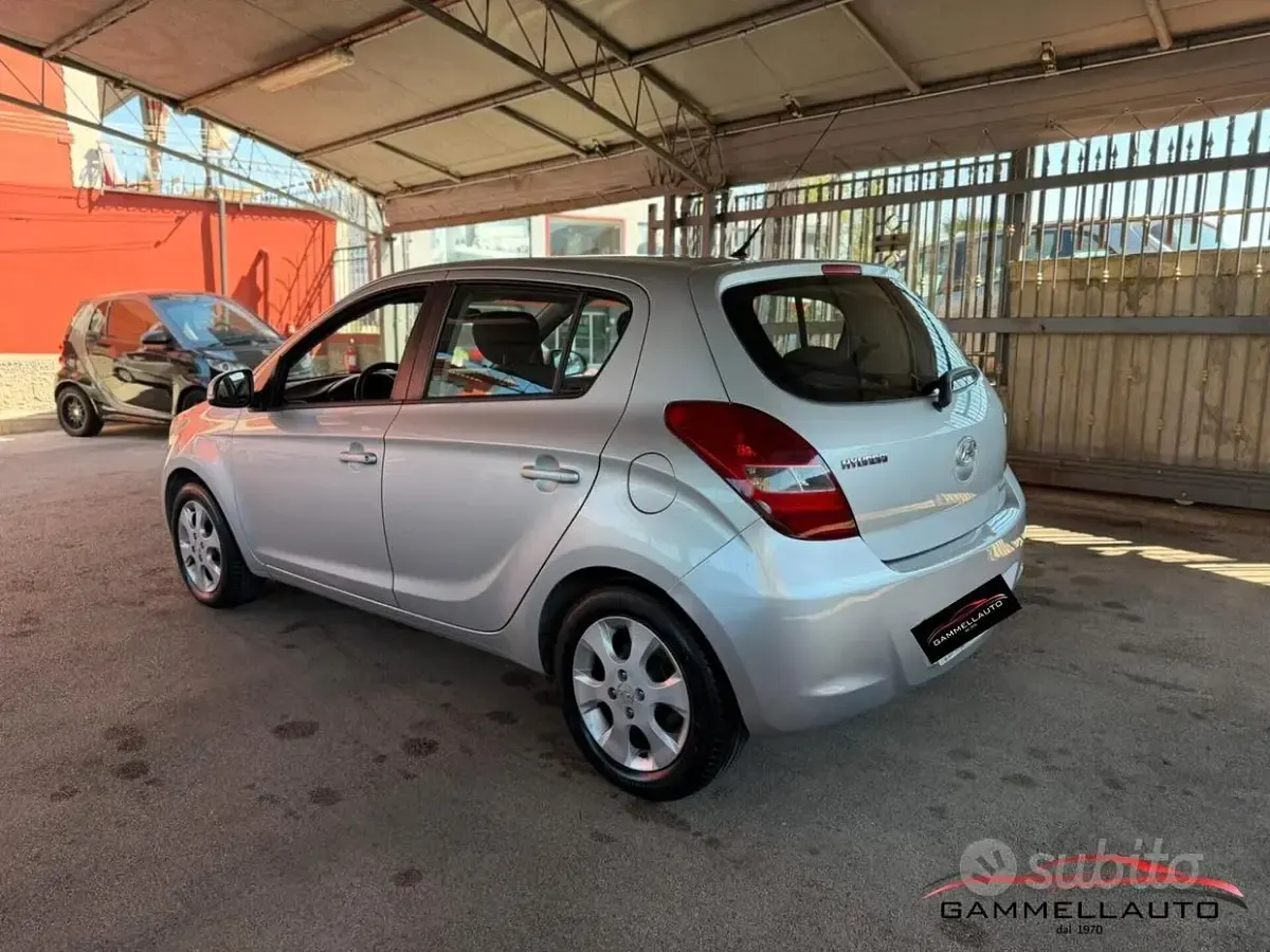 Usata Hyundai i20 Edition 75 CV (55 kW) 2011 Grigio Utilitaria