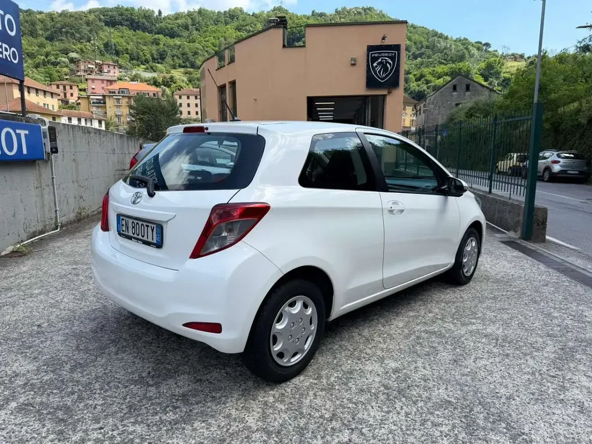 Usata Toyota Yaris Active 69 CV (50 kW) 2012 Bianco Utilitaria