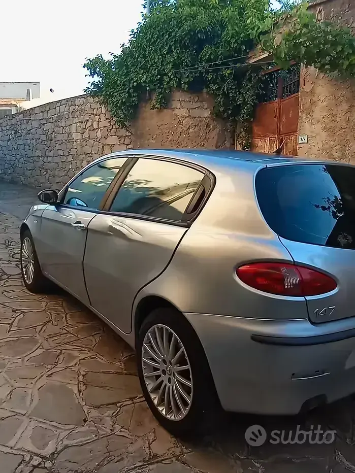 Usata Alfa Romeo 147 140 CV (102 kW) 2003 Grigio Utilitaria