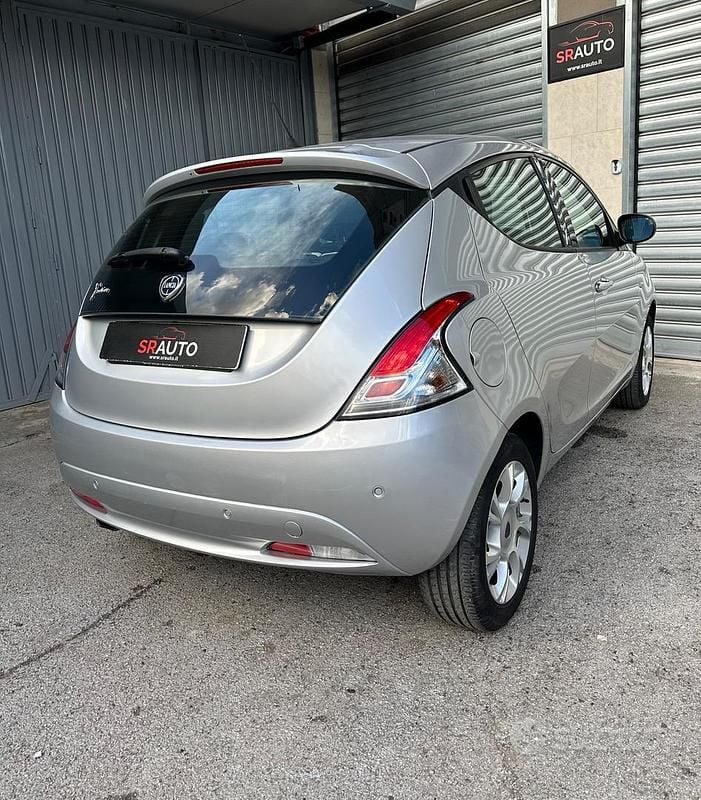 Usata Lancia Ypsilon Gold 69 CV (50 kW) 2016 Grigio Utilitaria