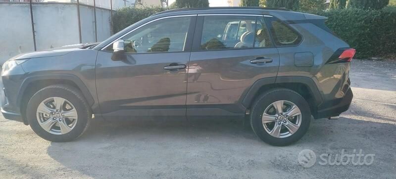 Usata Toyota RAV4 Hybrid 178 CV (130 kW) 2022 Grigio SUV