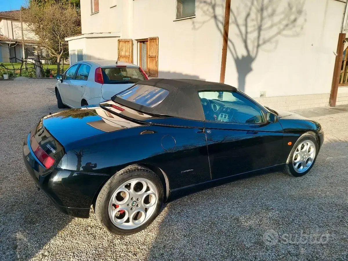 Usata Alfa Romeo Spider 155 CV (114 kW) 1999 Nero Cabrio
