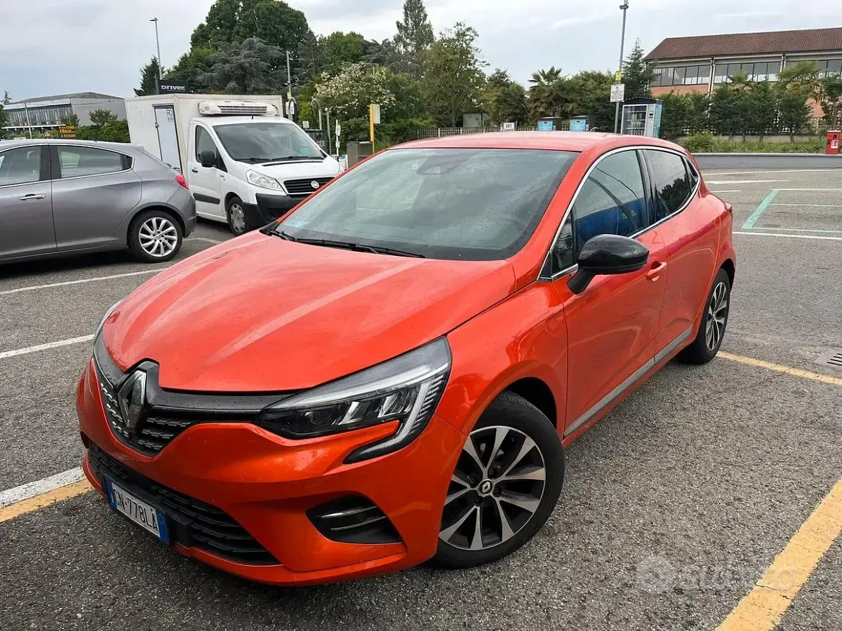 Usata Renault Clio V Techno 101 CV (74 kW) 2023 Arancione Berlina