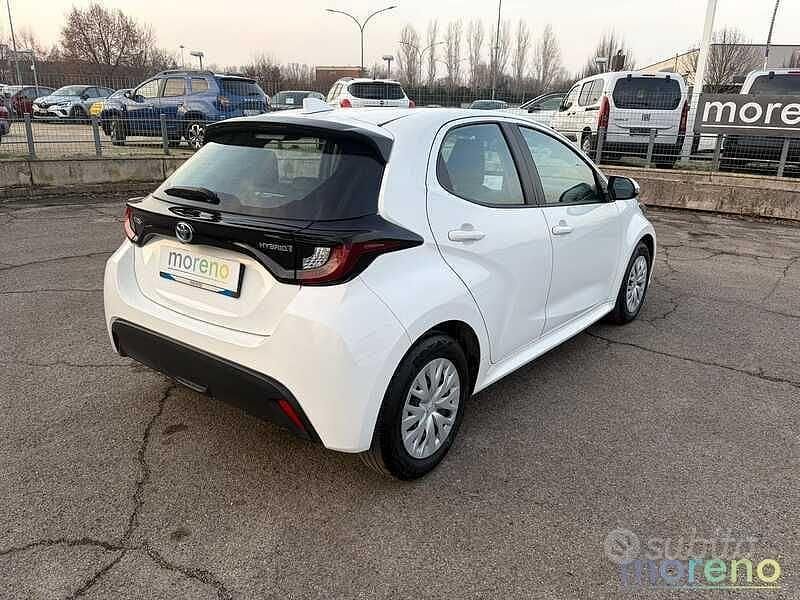 Usata Toyota Yaris Hybrid Active 92 CV (67 kW) 2022 Bianco Utilitaria