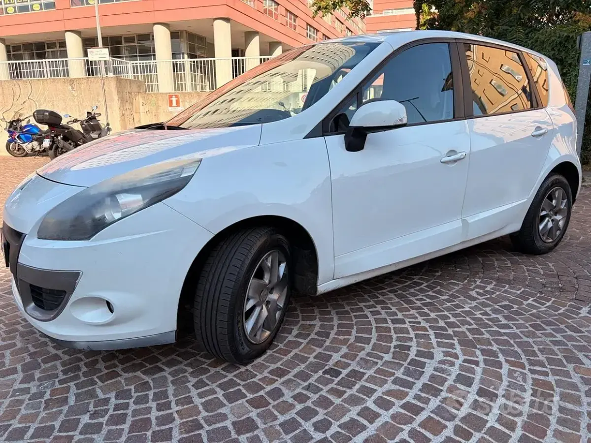 Usata Renault Scénic III Luxe 110 CV (80 kW) 2011 Bianco Monovolume