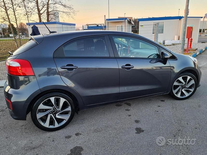 Usata Kia Rio 90 CV (66 kW) 2015 Grigio Berlina