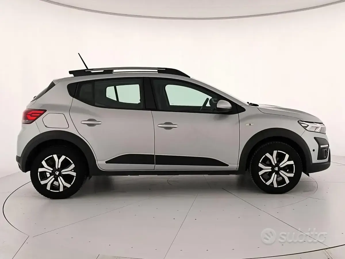 Usata Dacia Sandero Comfort 101 CV (74 kW) 2022 Argento Berlina