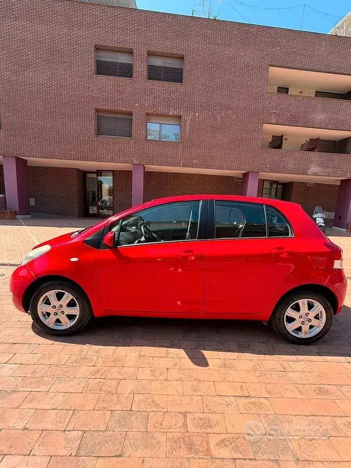 Usata Toyota Yaris 69 CV (50 kW) 2011 Rosso Utilitaria