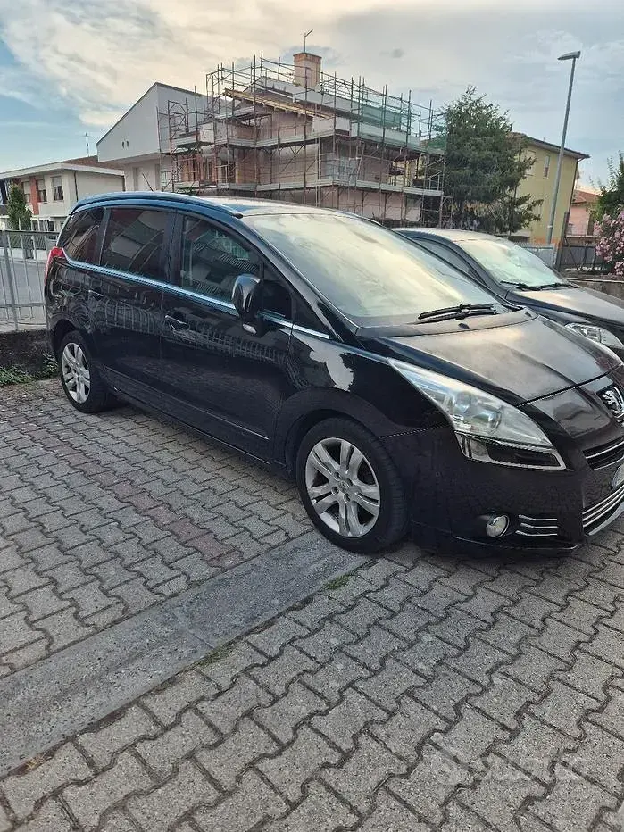 Usata Peugeot 5008 112 CV (82 kW) 2011 Nero Monovolume