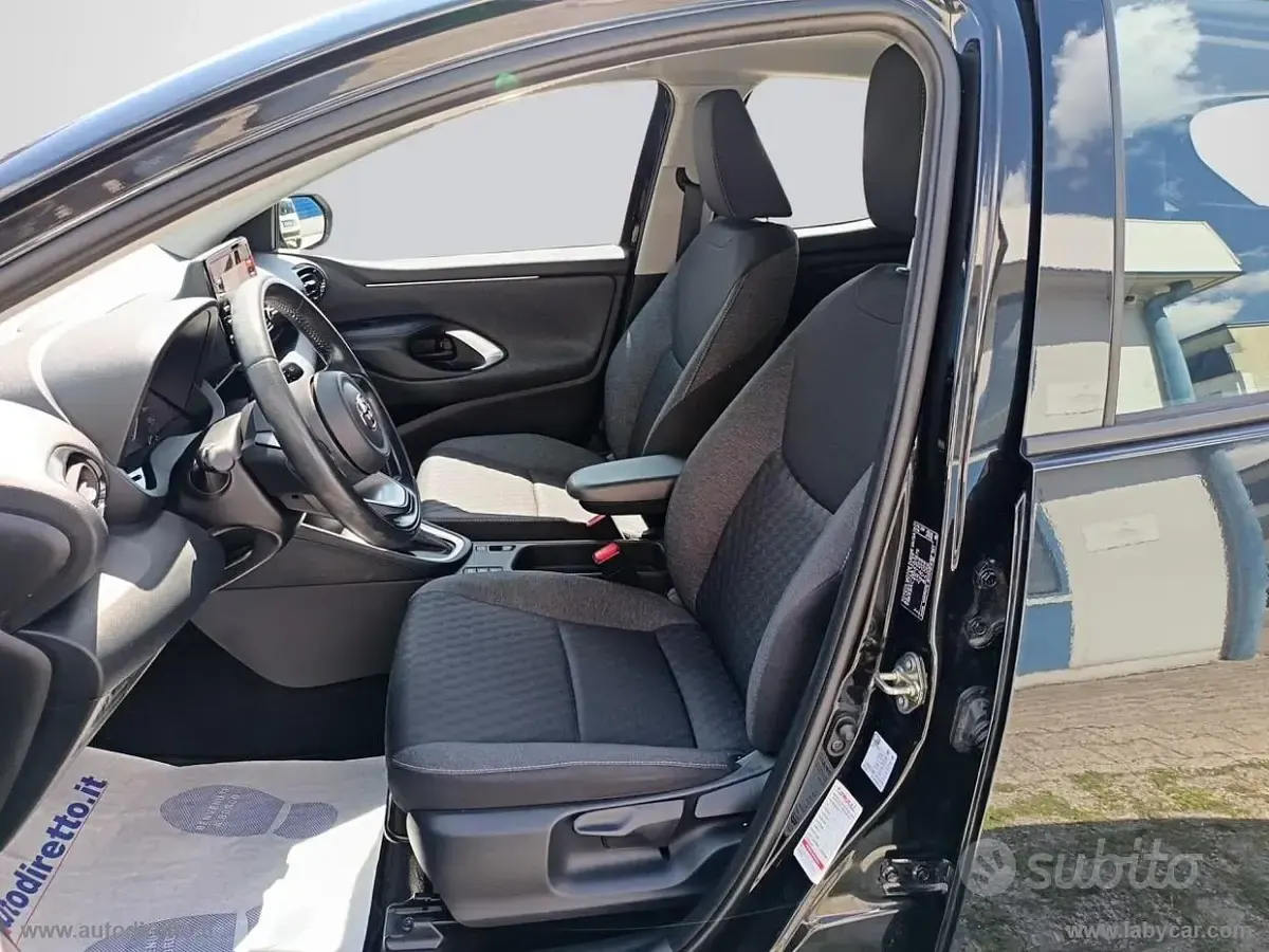 Usata Toyota Yaris Hybrid Business Edition 92 CV (67 kW) 2021 Nero Berlina