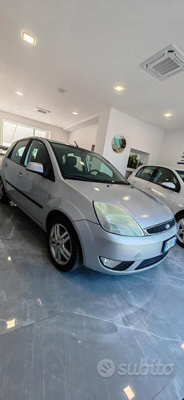 Usata Ford Fiesta Ghia 75 CV (55 kW) 2006 Argento Utilitaria