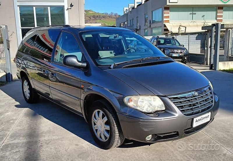 Usata Chrysler Grand Voyager Limited 150 CV (110 kW) 2005 Grigio Monovolume