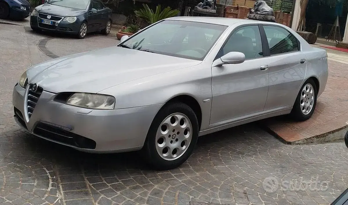 Usata Alfa Romeo 166 Distinctive 140 CV (102 kW) 2001 Grigio Berlina