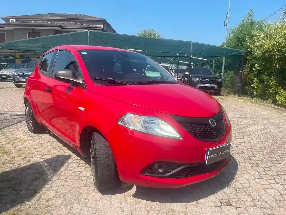 Usata Lancia Ypsilon Gold 69 CV (50 kW) 2018 Rosso Utilitaria