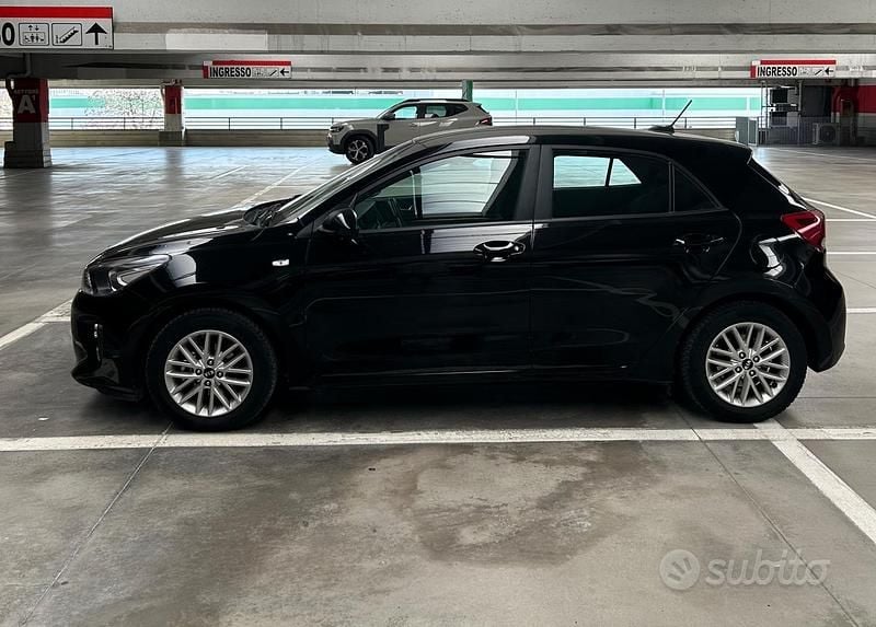 Usata Kia Rio 82 CV (60 kW) 2019 Nero Berlina