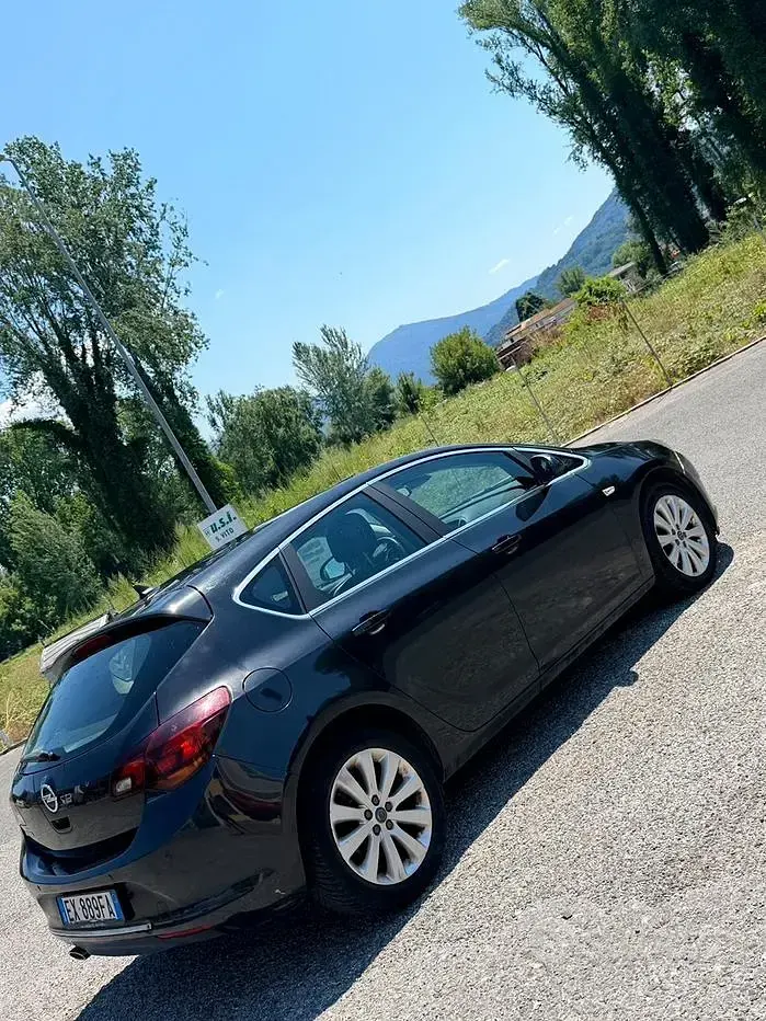 Usata Opel Astra 140 CV (102 kW) 2014 Nero Berlina