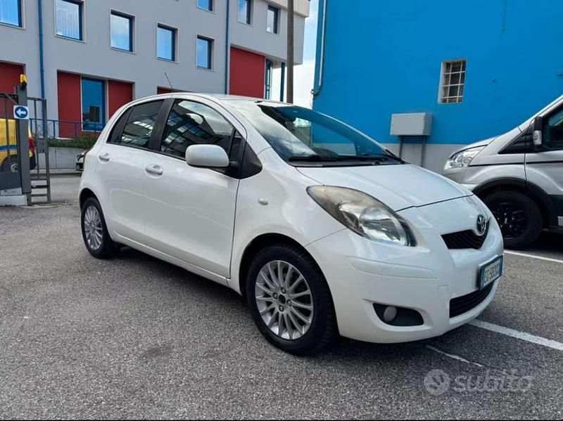 Usata Toyota Yaris 75 CV (55 kW) 2011 Bianco Utilitaria