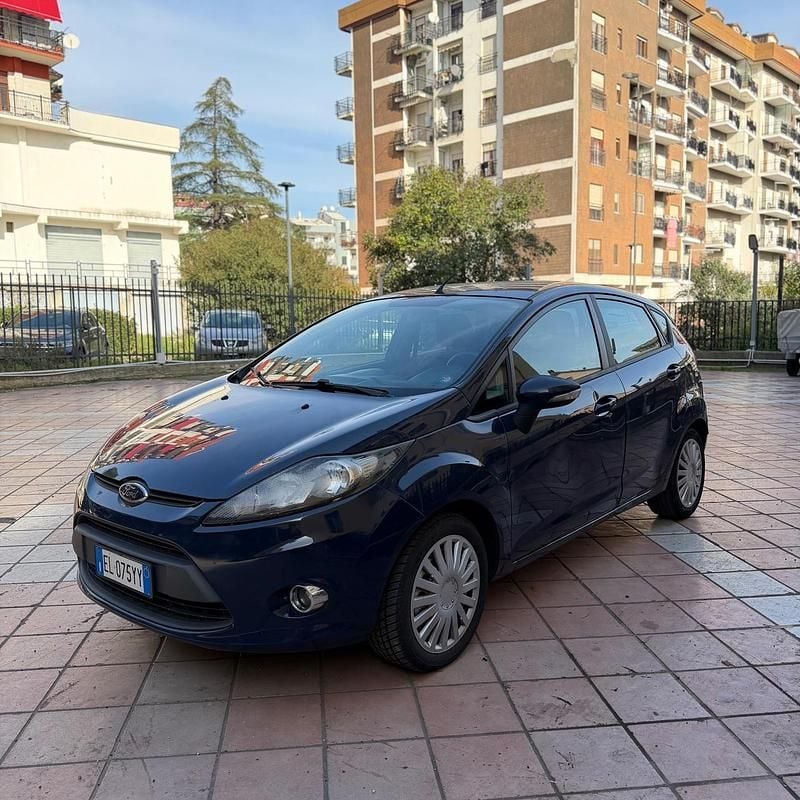 Usata Ford Fiesta 70 CV (51 kW) 2012 Blu Berlina