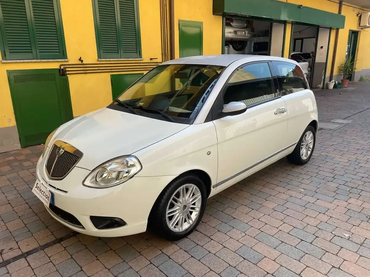 Usata Lancia Ypsilon 60 CV (44 kW) 2009 Bianco Utilitaria
