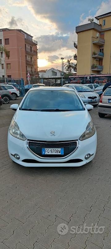Usata Peugeot 208 Active 68 CV (50 kW) 2014 Bianco Utilitaria