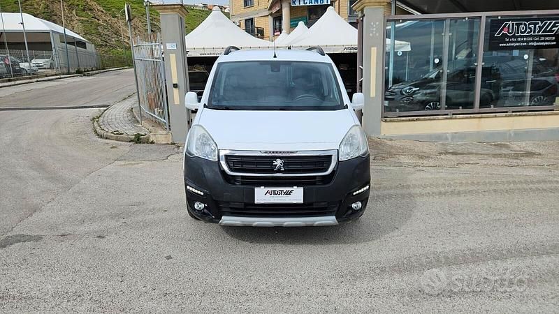 Usata Peugeot Partner Outdoor 100 CV (73 kW) 2017 Nero Monovolume