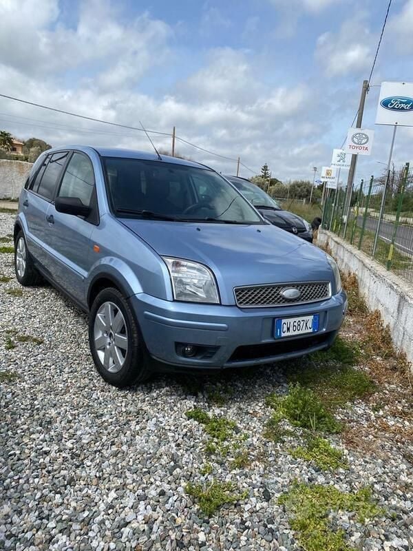 Usata Ford Fusion 101 CV (74 kW) 2005 Blu Berlina