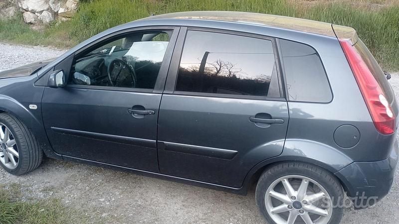 Usata Ford Fiesta 73 CV (53 kW) 2007 Utilitaria