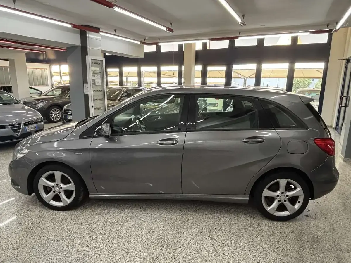 Usata Mercedes B180 Executive 122 CV (89 kW) 2012 Grigio Utilitaria