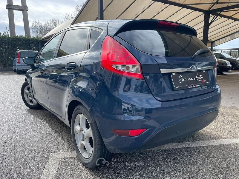 Usata Ford Fiesta Titanium 68 CV (50 kW) 2010 Blu Utilitaria