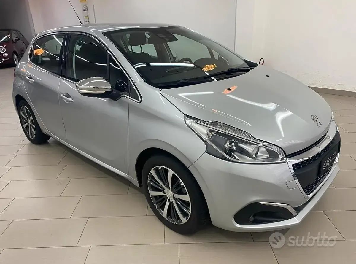 Gebraucht Peugeot 208 Allure 100 PS (73 kW) 2017 Grau Kleinwagen