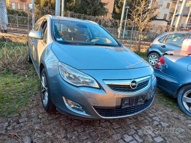 Usata Opel Astra Cosmo 110 CV (80 kW) 2012 Grigio Station wagon