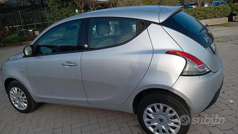 Usata Lancia Ypsilon 85 CV (62 kW) 2014 Grigio Utilitaria