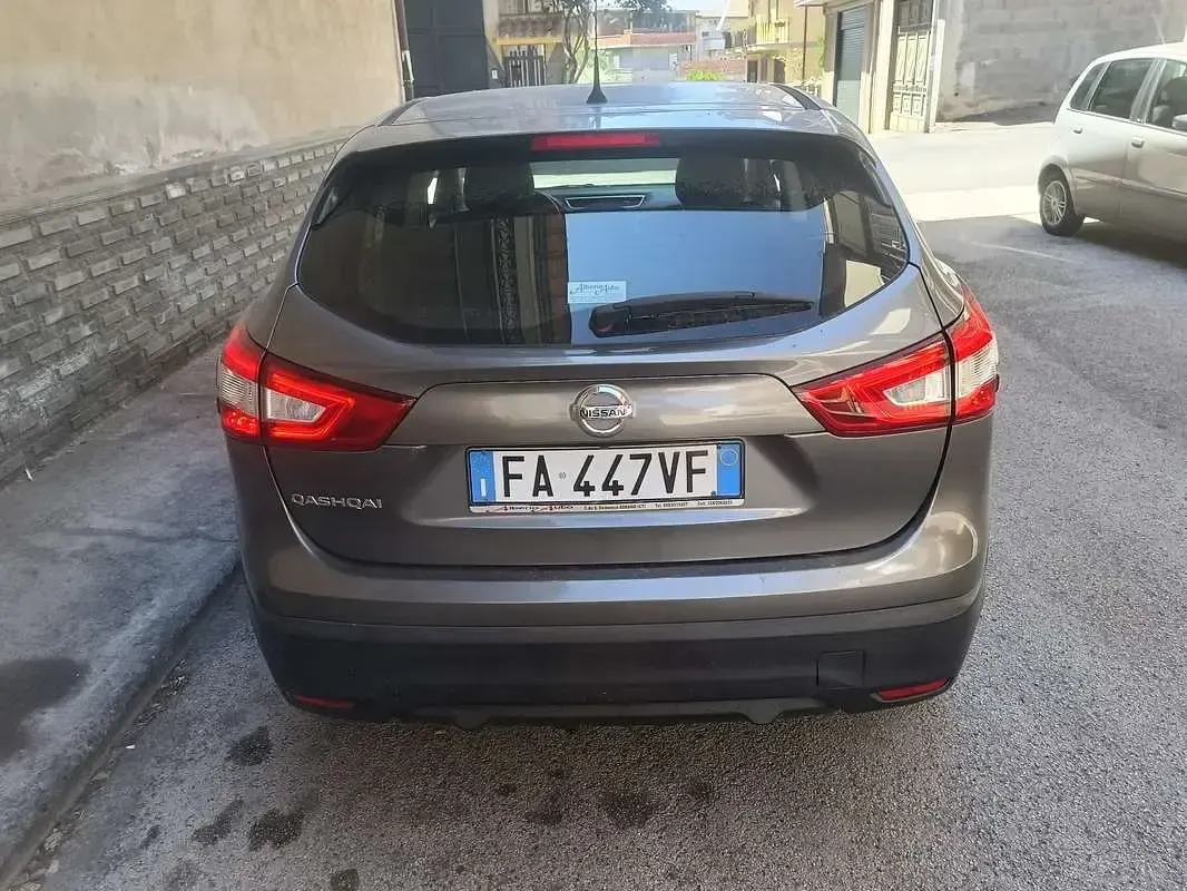 Usata Nissan Qashqai Acenta 131 CV (96 kW) 2015 Grigio SUV