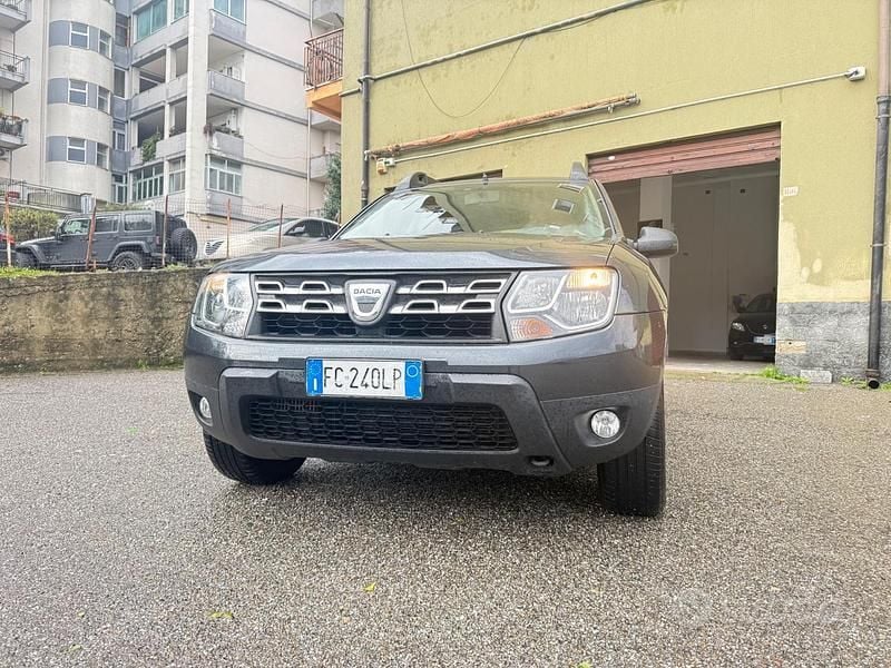 Usata Dacia Duster Lauréate 110 CV (80 kW) 2016 Grigio SUV