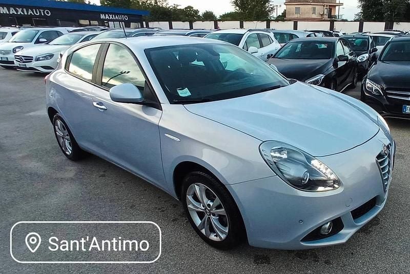 Grigio Usata 2014 Alfa Romeo Giulietta Tre volumi | 6500 € (Buon prezzo) - Immagine 1/4