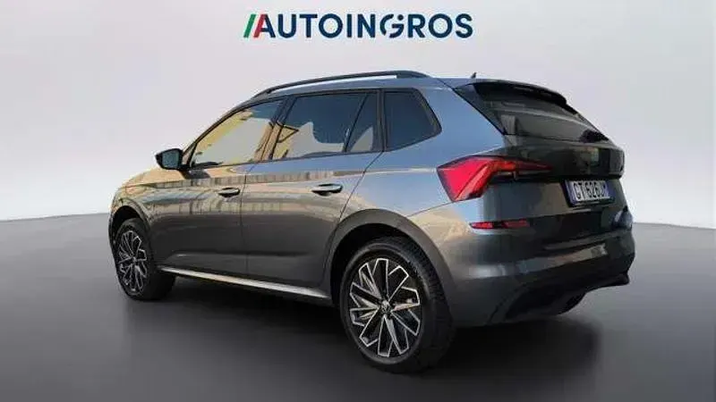Usado Skoda Kamiq 110 CV (80 kW) 2024 Gris SUV