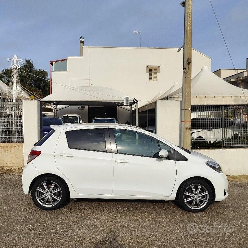 Usata Toyota Yaris Lounge 99 CV (72 kW) 2012 Bianco Utilitaria