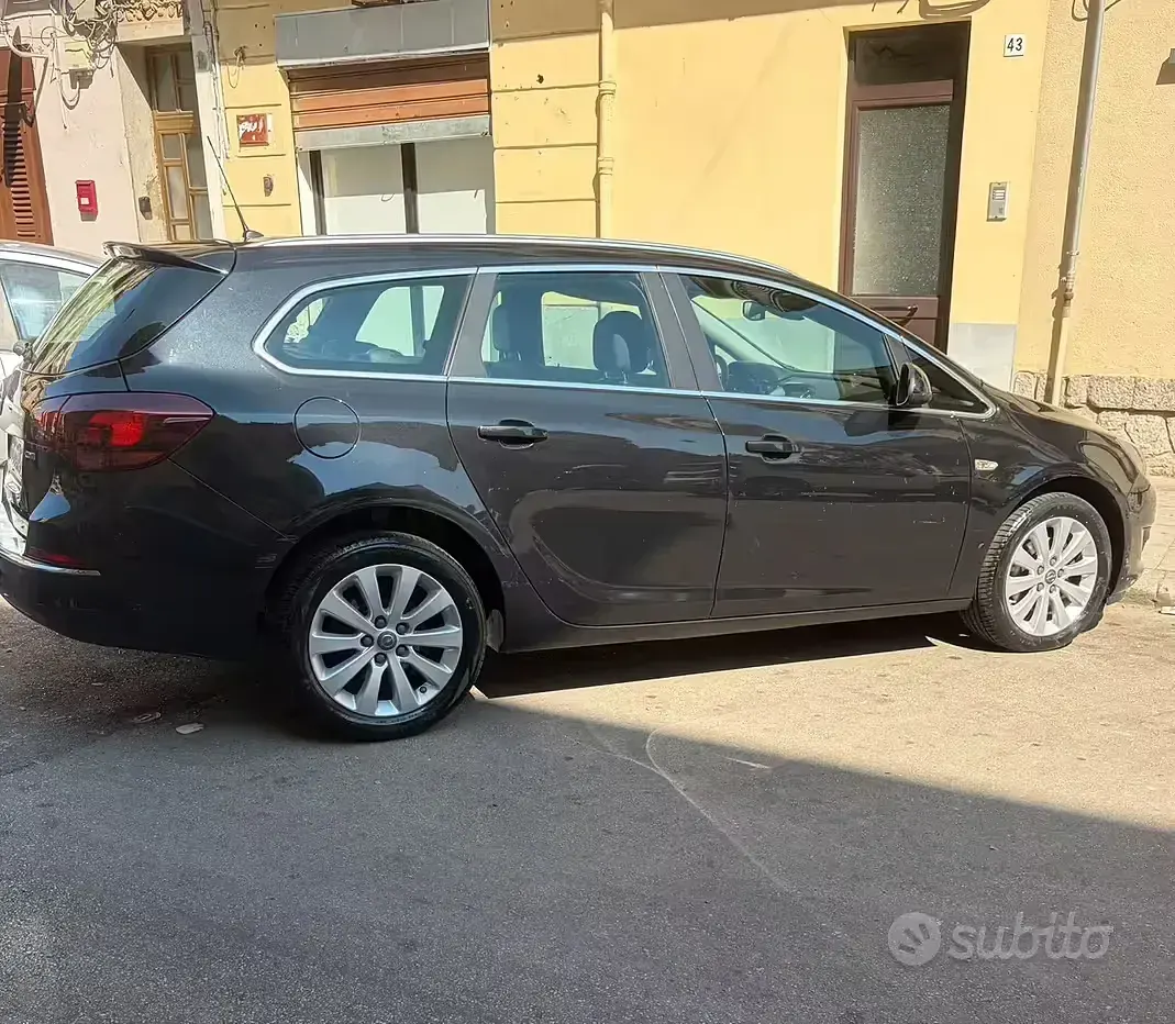 Usata Opel Astra 115 CV (84 kW) 2015 Nero Station wagon