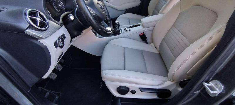 Usata Mercedes B180 Premium 109 CV (80 kW) 2016 Grigio Monovolume