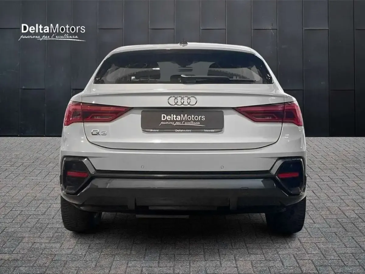 Usata Audi Q3 Sportback Business 150 CV (110 kW) 2020 Grigio chiaro metallizzato SUV