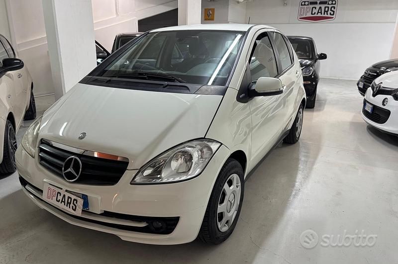 Bianco Usata 2010 Mercedes A160 Tre volumi | 3499 € (Buon prezzo) - Immagine 1/4