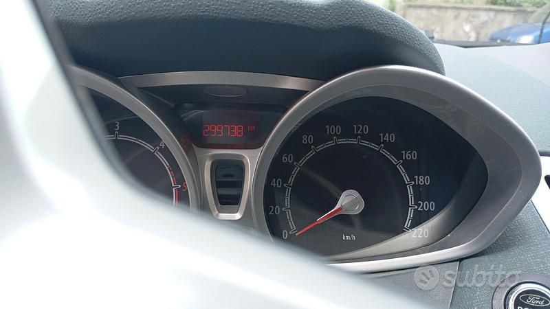 Usata Ford Fiesta 70 CV (51 kW) 2011 Bianco Utilitaria