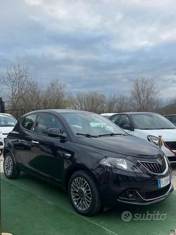 Usata Lancia Ypsilon Silver 69 CV (50 kW) 2017 Nero Utilitaria