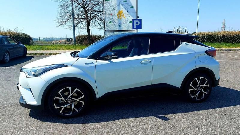 Usata Toyota C-HR Style 98 CV (72 kW) 2017 Bianco SUV