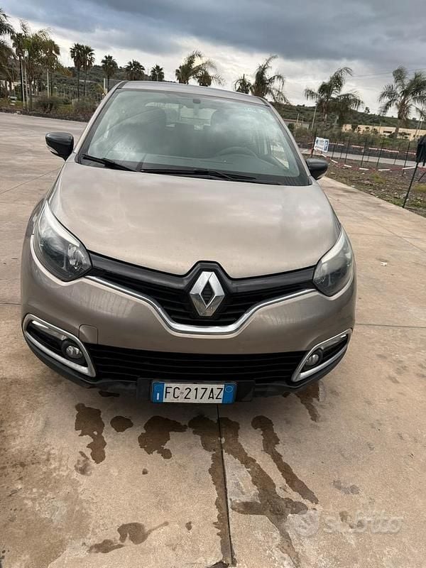 Usado Renault Captur Iconic 90 CV (66 kW) 2016 Marrón SUV
