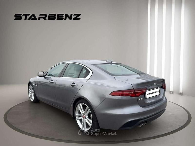 Usata Jaguar XE R-Dynamic 179 CV (131 kW) 2020 Argento Berlina