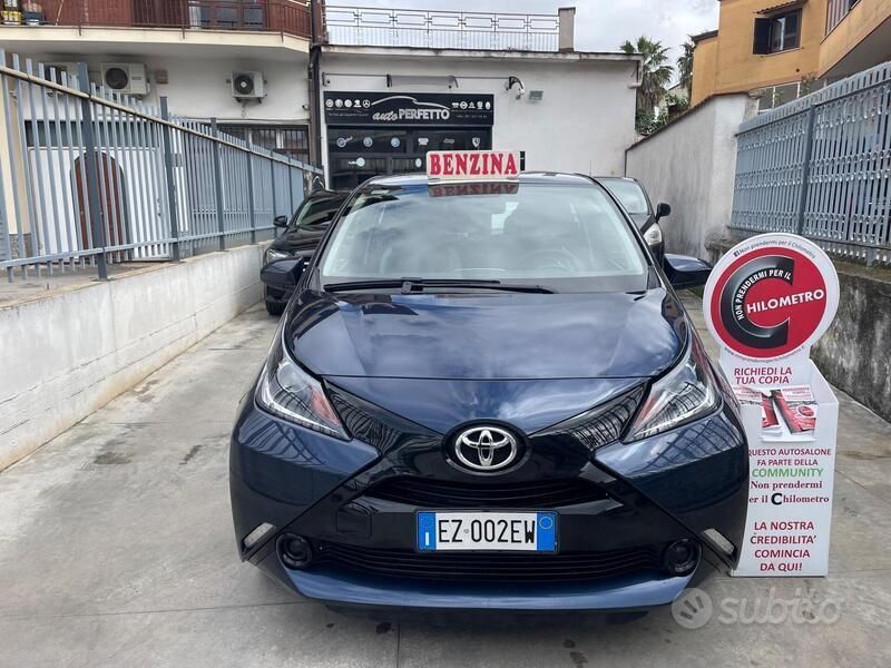 Usata 2015 Toyota Aygo X-wave Due volumi | 7990 € (Molto cara) - Immagine 1/2